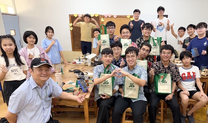 2026/8/24-8/27 頒發研習證明及大合照（與雅臺校張校長合影）