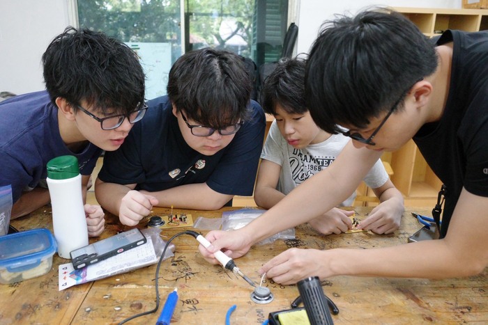 2026/8/24 亞東電子系學生薛少峰 教導雅臺校高中部學生電路焊接技巧