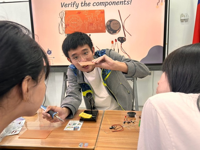 電子系助理教授陳暐迪 示範焊接電路板技術
