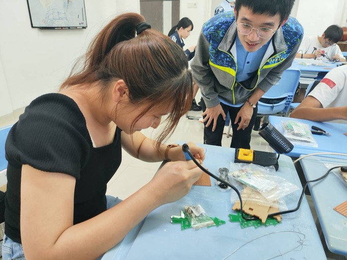 泗水臺校任課老師體驗電子電路課程