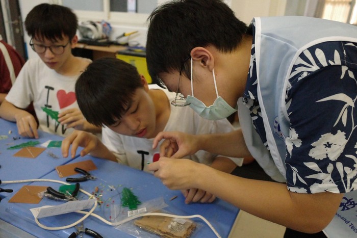 電子系學生許育堂 協助泗水臺校學生電路焊接